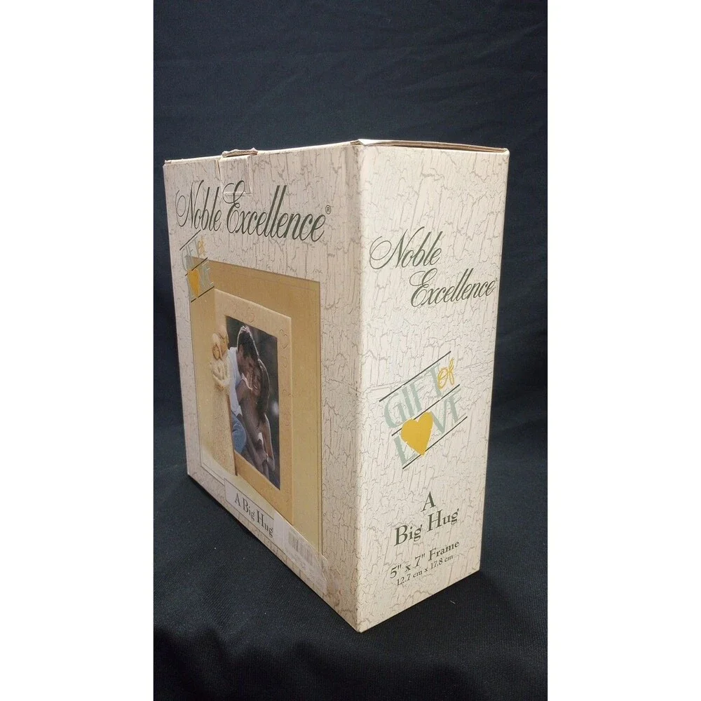 Noble Excellence Gift of Love Best Friends Big Hug A Couple Figurine 5x7 Frame